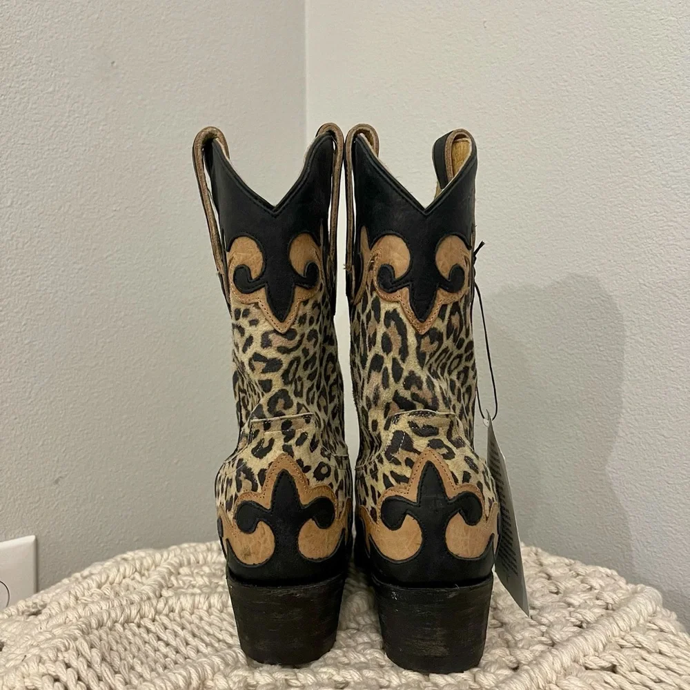 Boots - Picture 4 of 7